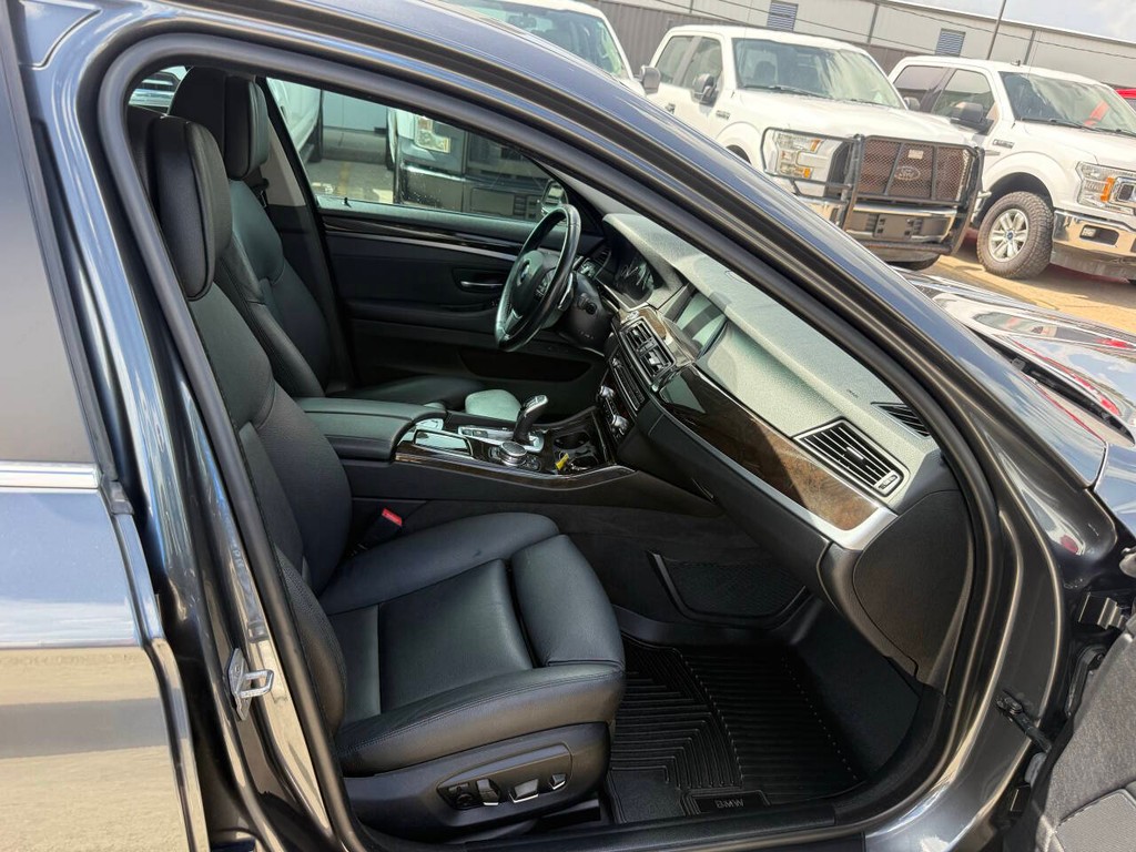 BMW 5 Series Vehicle Full-screen Gallery Image 10