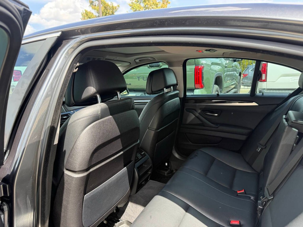 BMW 5 Series Vehicle Full-screen Gallery Image 12