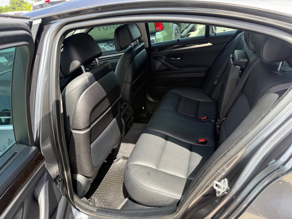 BMW 5 Series Vehicle Full-screen Gallery Image 13