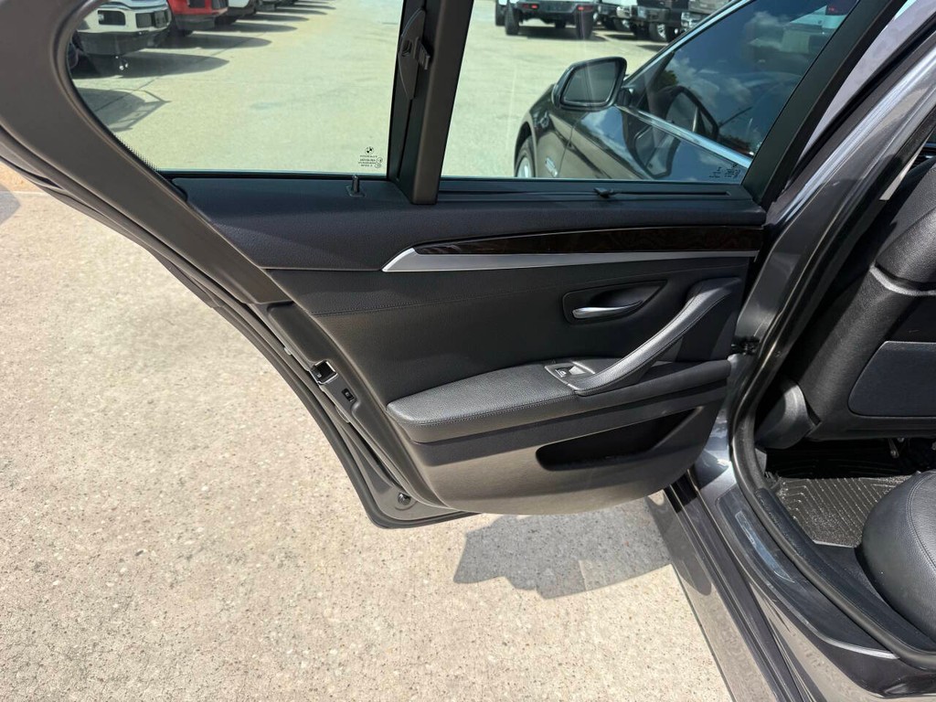 BMW 5 Series Vehicle Full-screen Gallery Image 14