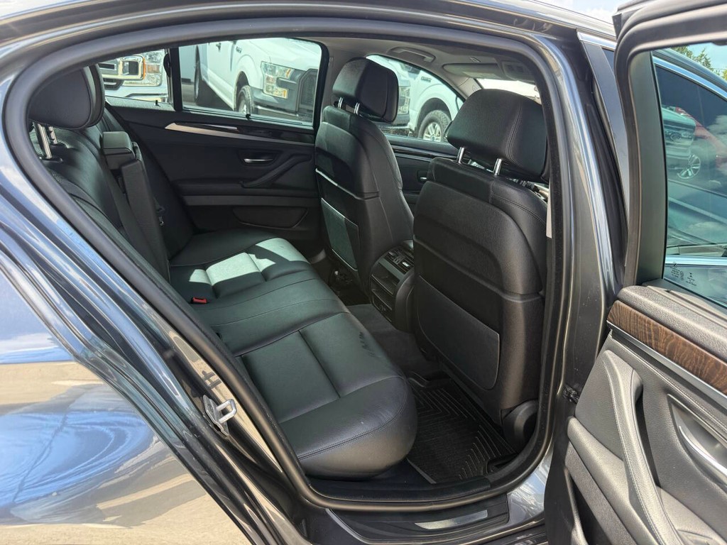 BMW 5 Series Vehicle Full-screen Gallery Image 15