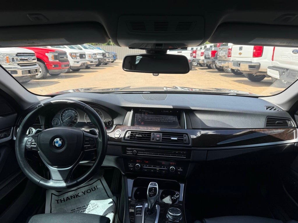 BMW 5 Series Vehicle Full-screen Gallery Image 17