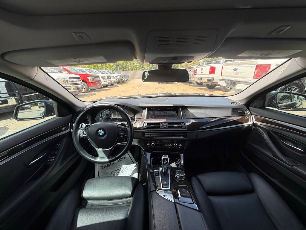 BMW 5 Series Vehicle Full-screen Gallery Image 18