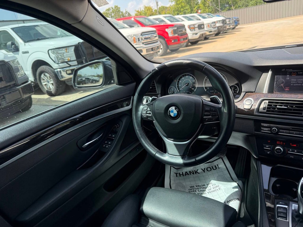 BMW 5 Series Vehicle Full-screen Gallery Image 19