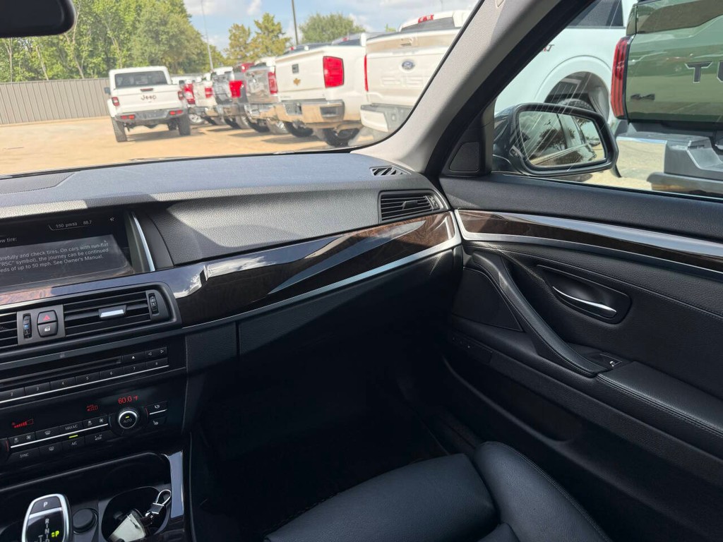BMW 5 Series Vehicle Full-screen Gallery Image 20