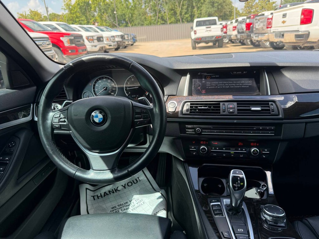 BMW 5 Series Vehicle Full-screen Gallery Image 21
