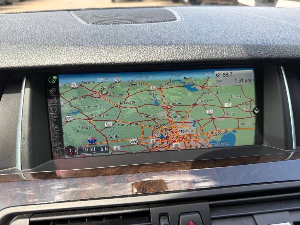 BMW 5 Series Vehicle Full-screen Gallery Image 23