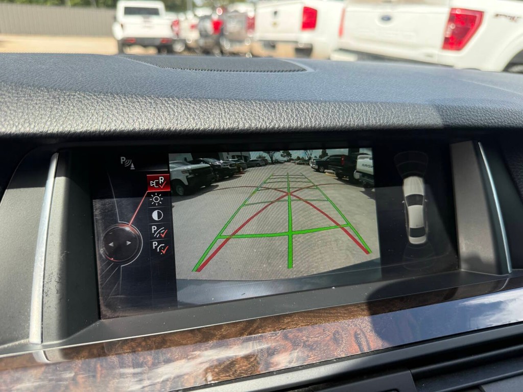 BMW 5 Series Vehicle Full-screen Gallery Image 24