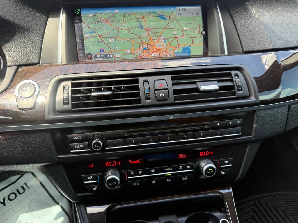 BMW 5 Series Vehicle Full-screen Gallery Image 25