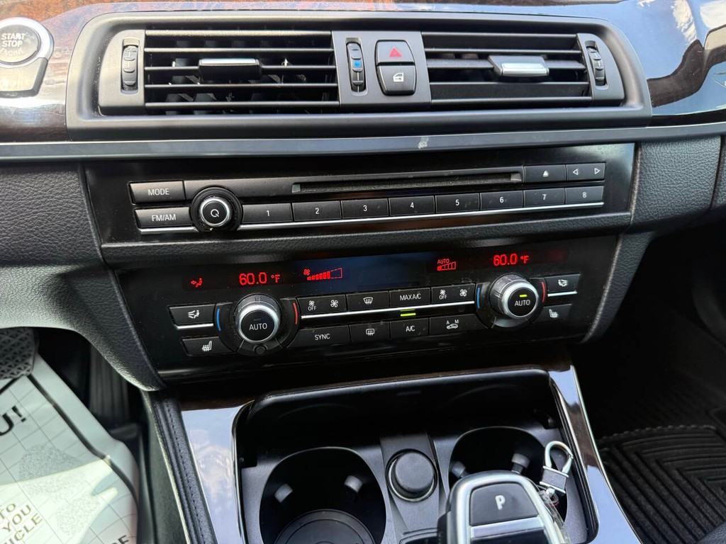 BMW 5 Series Vehicle Full-screen Gallery Image 26