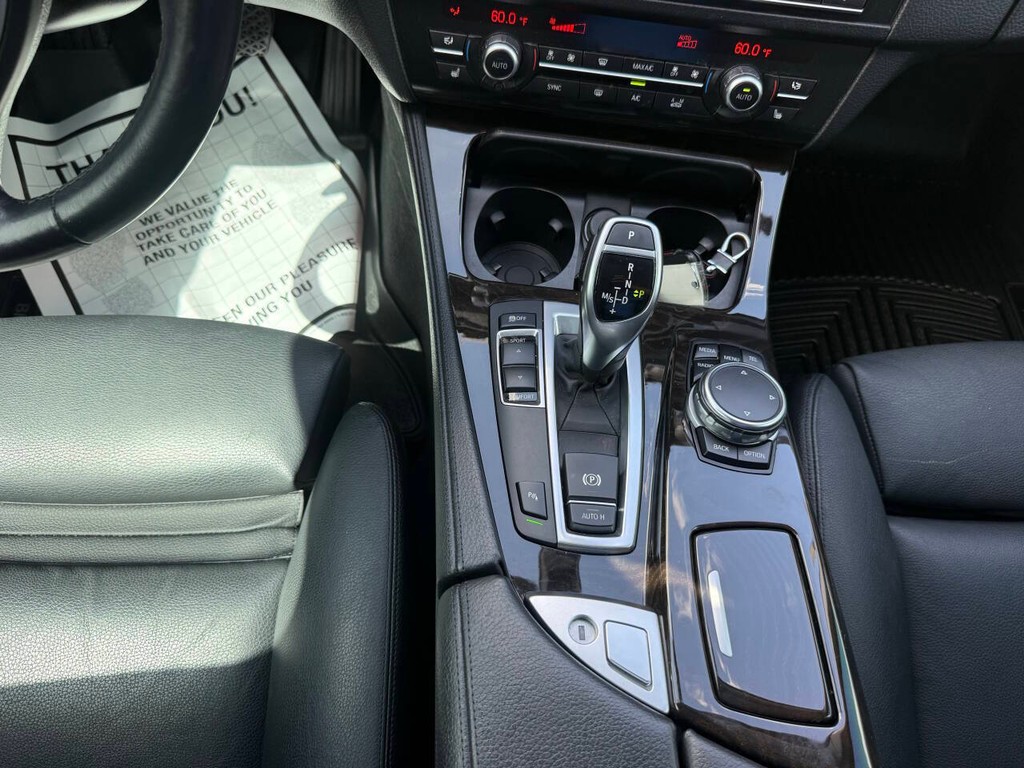 BMW 5 Series Vehicle Full-screen Gallery Image 27