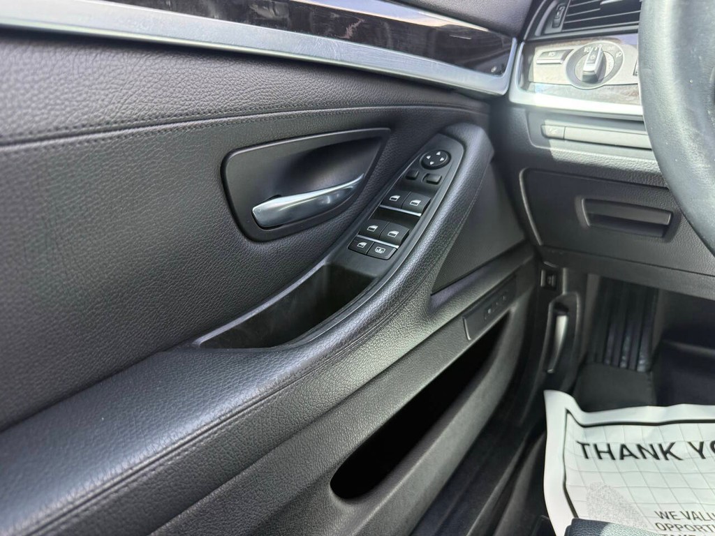 BMW 5 Series Vehicle Full-screen Gallery Image 28