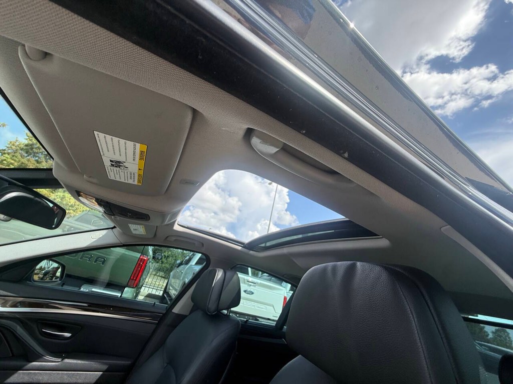 BMW 5 Series Vehicle Full-screen Gallery Image 29