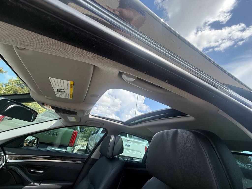 BMW 5 Series Vehicle Full-screen Gallery Image 30