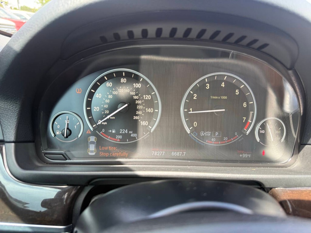 BMW 5 Series Vehicle Full-screen Gallery Image 31