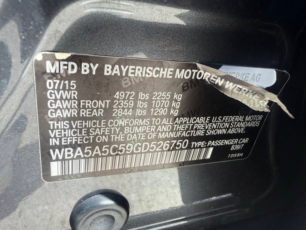 BMW 5 Series Vehicle Full-screen Gallery Image 33