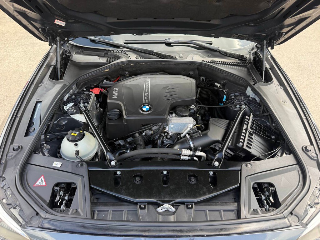 BMW 5 Series Vehicle Full-screen Gallery Image 34