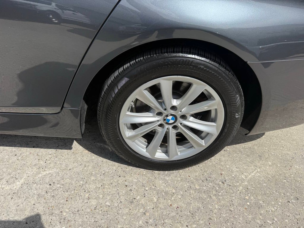 BMW 5 Series Vehicle Full-screen Gallery Image 35
