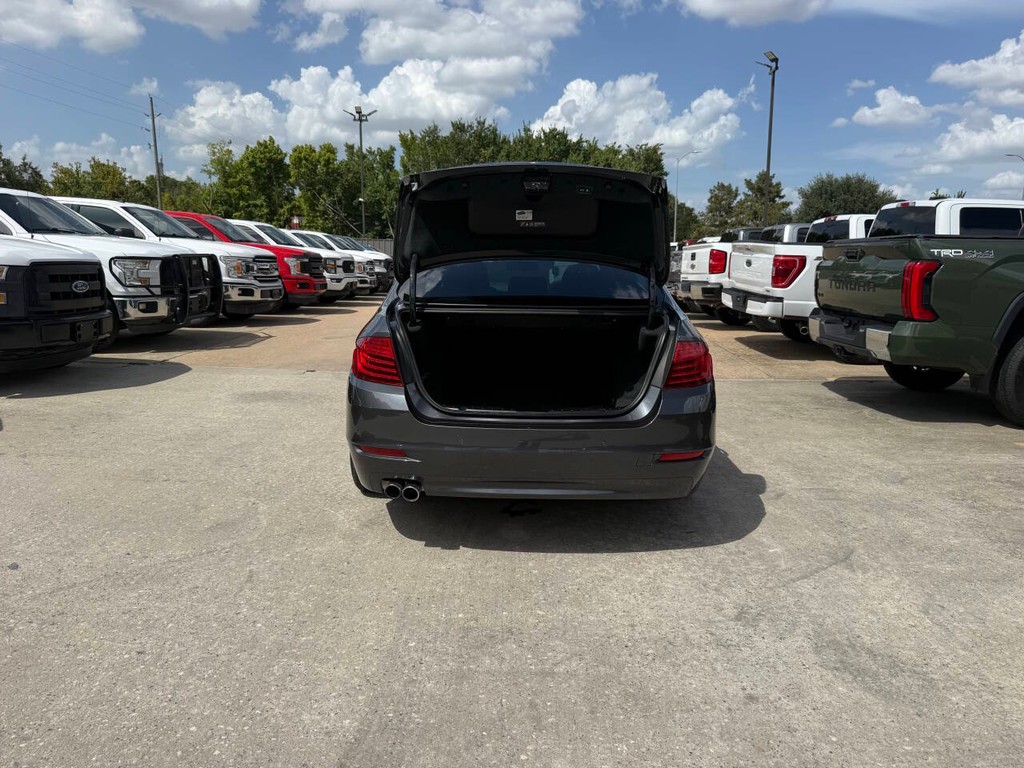 BMW 5 Series Vehicle Full-screen Gallery Image 36