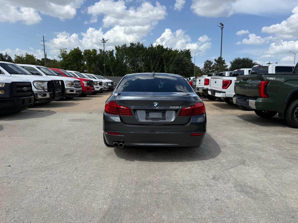 BMW 5 Series Vehicle Full-screen Gallery Image 38