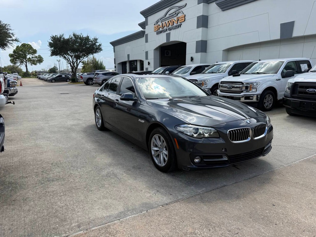 BMW 5 Series Vehicle Full-screen Gallery Image 41