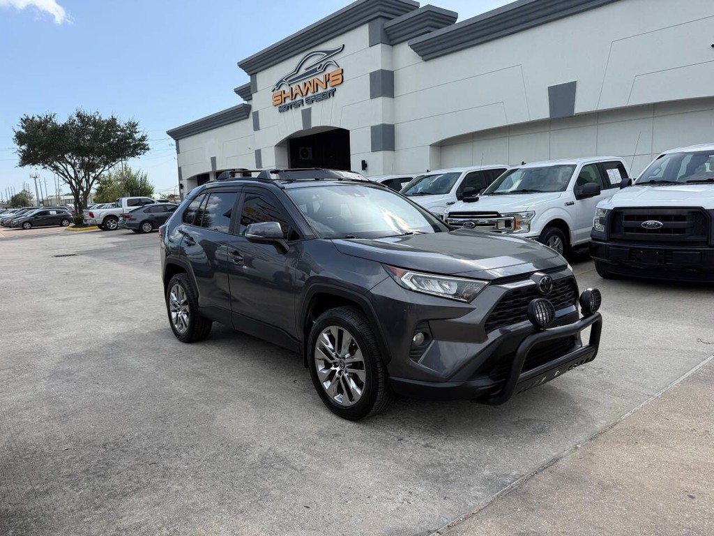 Toyota RAV4 Vehicle Full-screen Gallery Image 02
