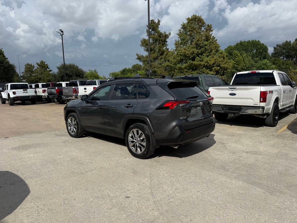 Toyota RAV4 Vehicle Full-screen Gallery Image 04