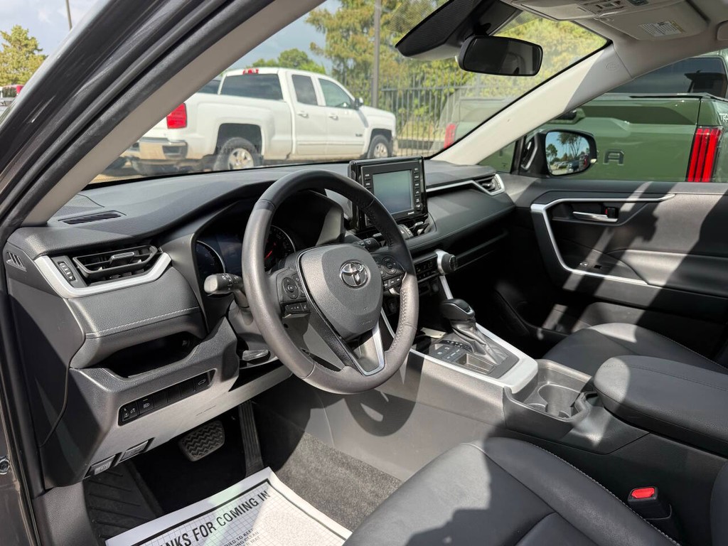 Toyota RAV4 Vehicle Full-screen Gallery Image 06