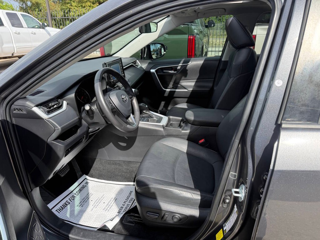 Toyota RAV4 Vehicle Full-screen Gallery Image 07