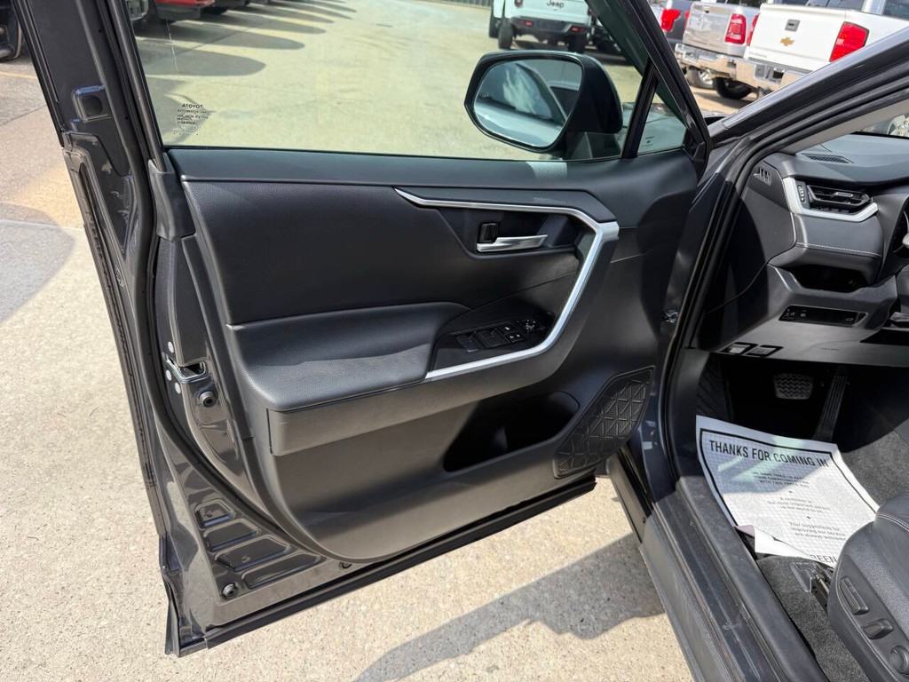 Toyota RAV4 Vehicle Full-screen Gallery Image 08