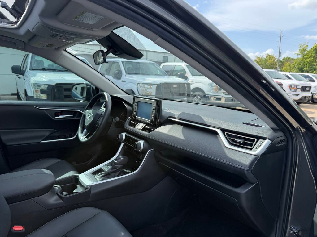 Toyota RAV4 Vehicle Full-screen Gallery Image 09