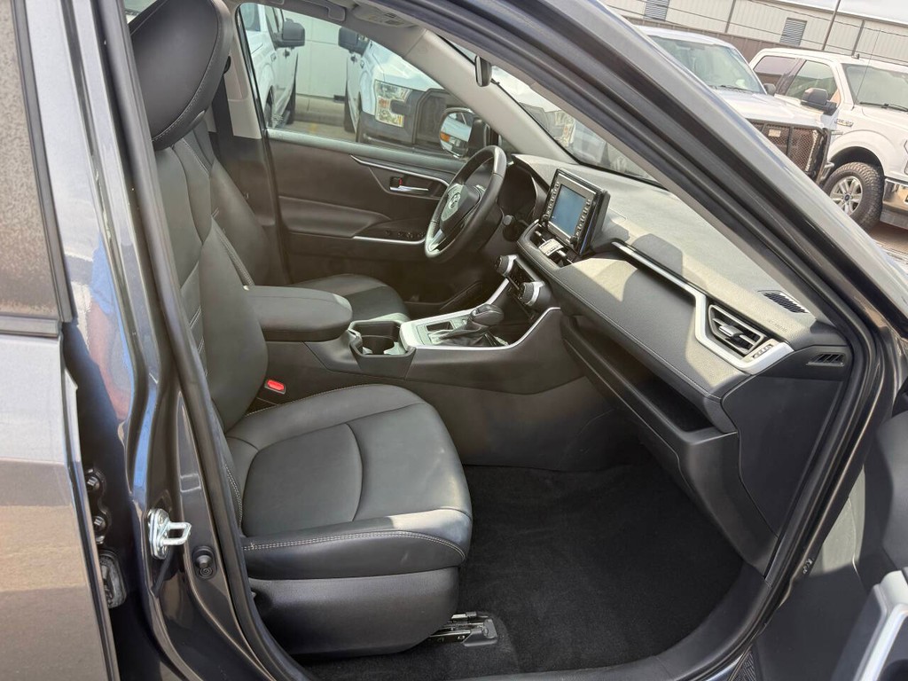Toyota RAV4 Vehicle Full-screen Gallery Image 10