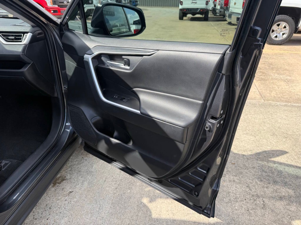 Toyota RAV4 Vehicle Full-screen Gallery Image 11