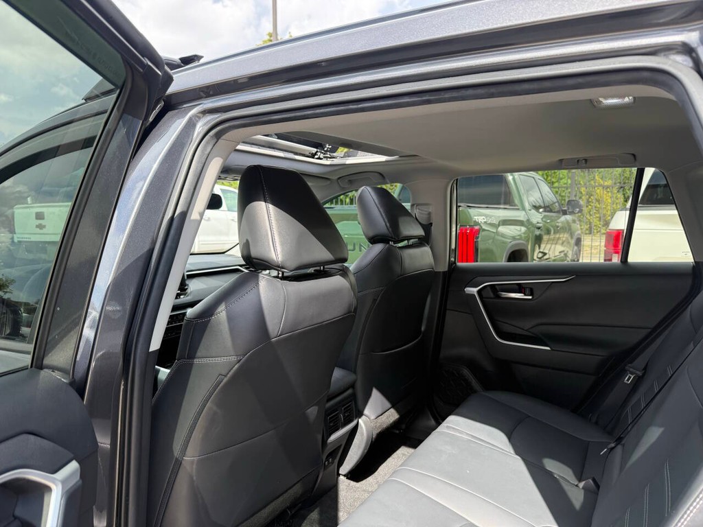 Toyota RAV4 Vehicle Full-screen Gallery Image 12