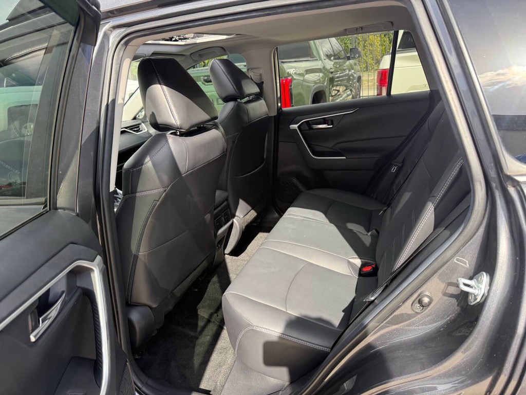 Toyota RAV4 Vehicle Full-screen Gallery Image 13