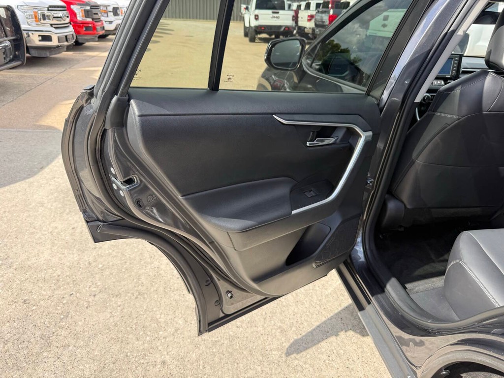 Toyota RAV4 Vehicle Full-screen Gallery Image 14