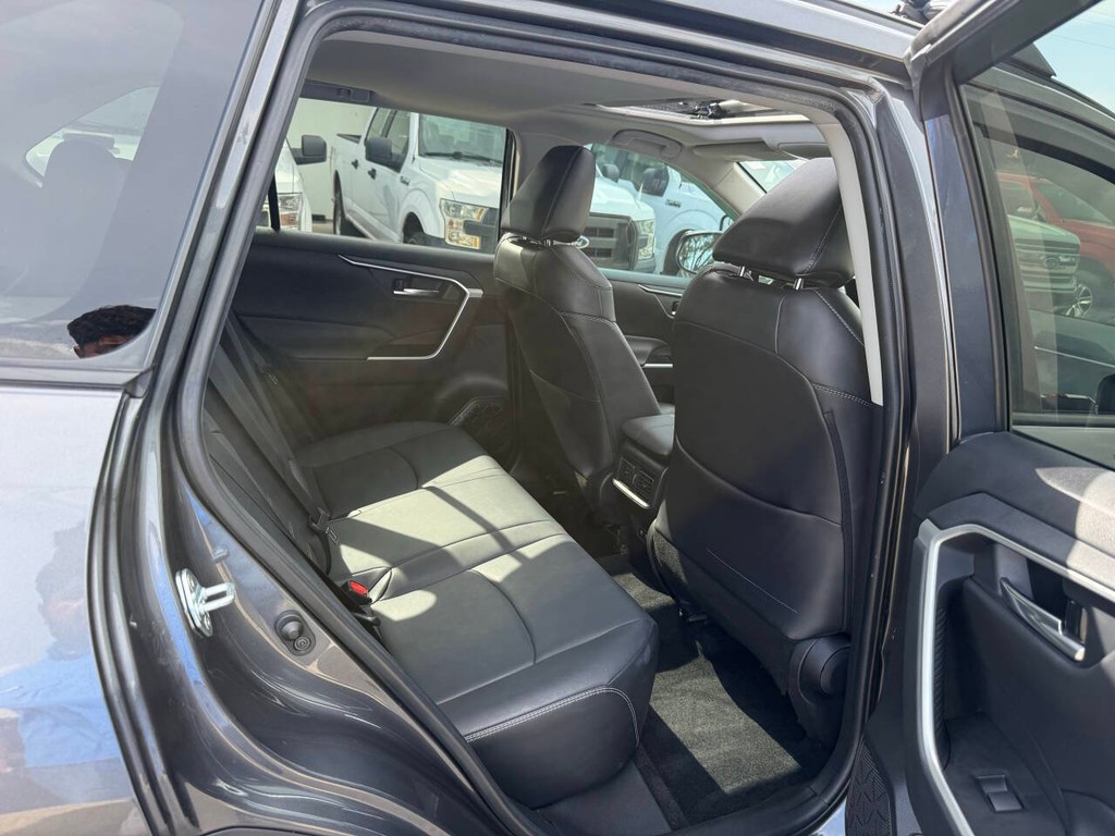 Toyota RAV4 Vehicle Full-screen Gallery Image 15
