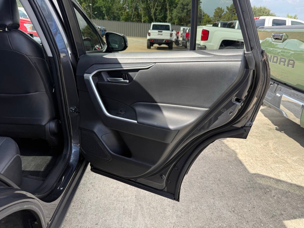 Toyota RAV4 Vehicle Full-screen Gallery Image 16