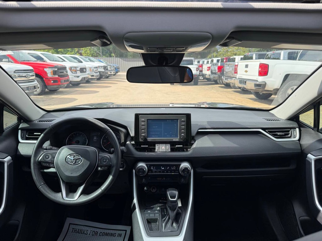 Toyota RAV4 Vehicle Full-screen Gallery Image 17