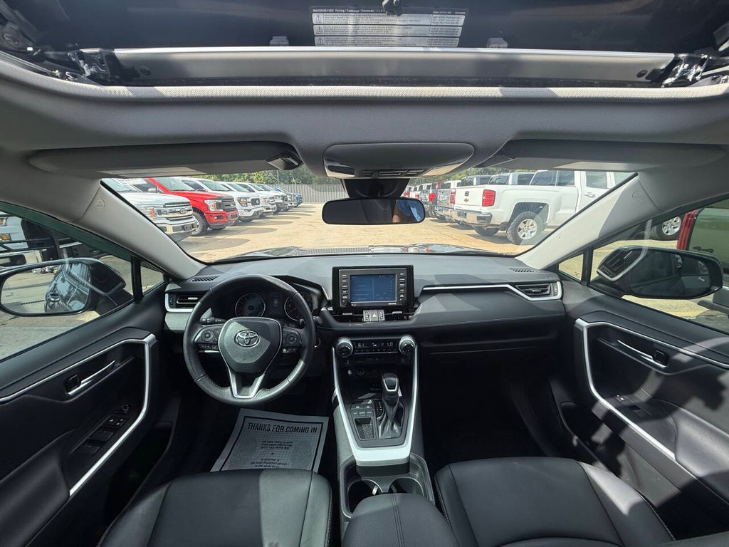 Toyota RAV4 Vehicle Full-screen Gallery Image 18