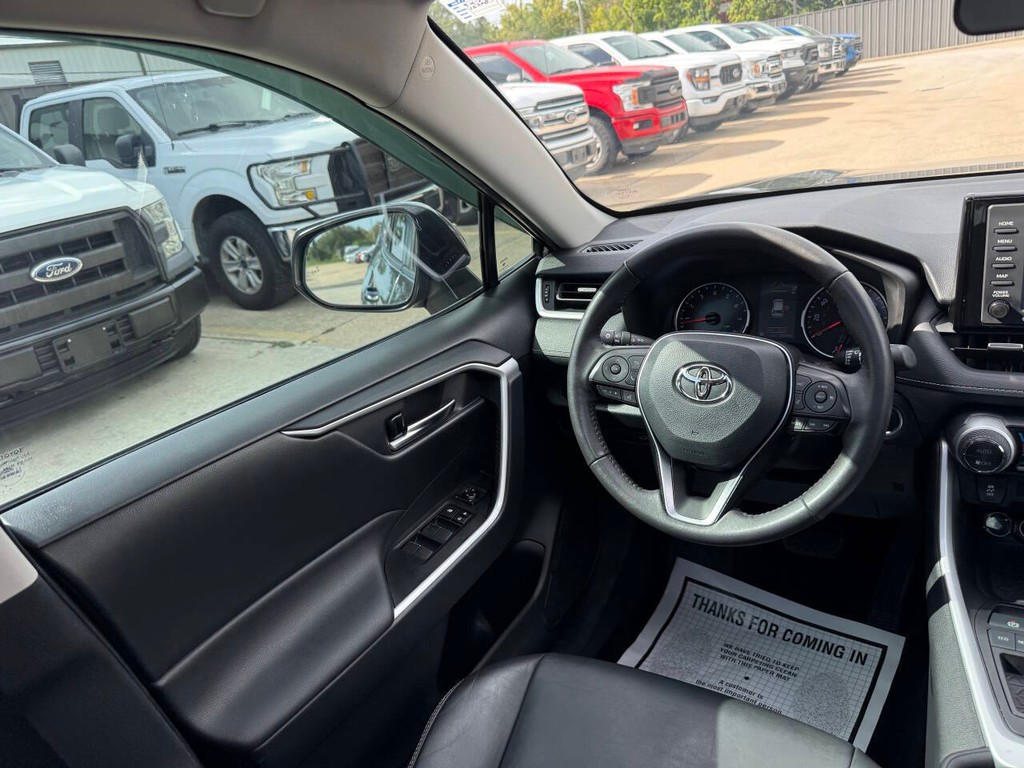 Toyota RAV4 Vehicle Full-screen Gallery Image 19