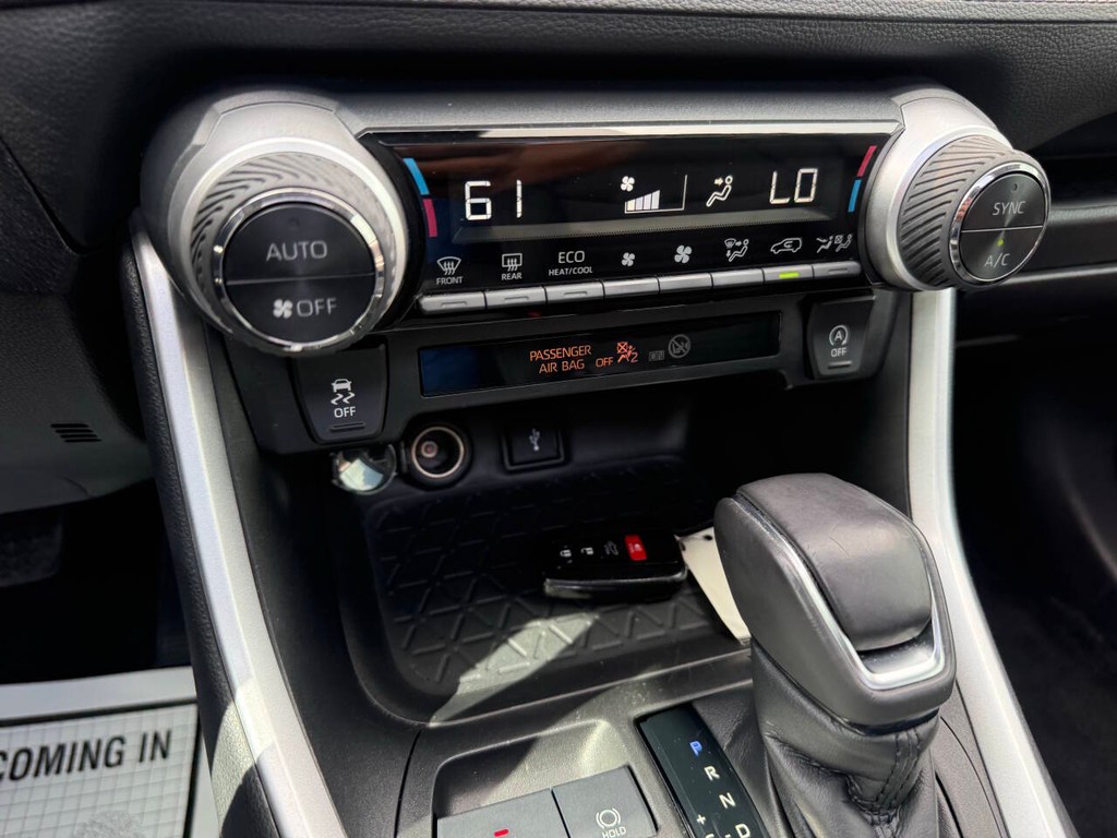 Toyota RAV4 Vehicle Full-screen Gallery Image 28