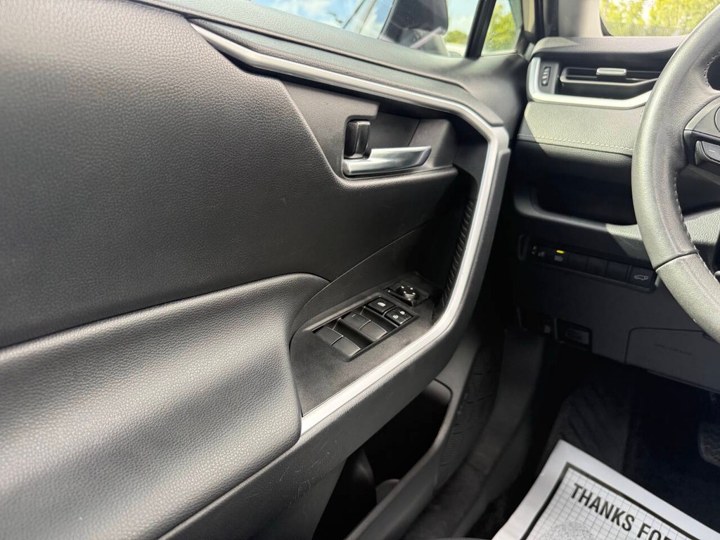 Toyota RAV4 Vehicle Full-screen Gallery Image 30