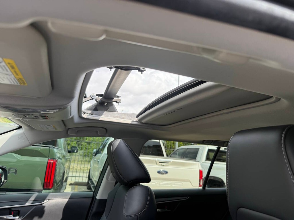 Toyota RAV4 Vehicle Full-screen Gallery Image 31