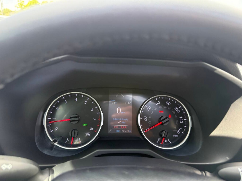 Toyota RAV4 Vehicle Full-screen Gallery Image 32