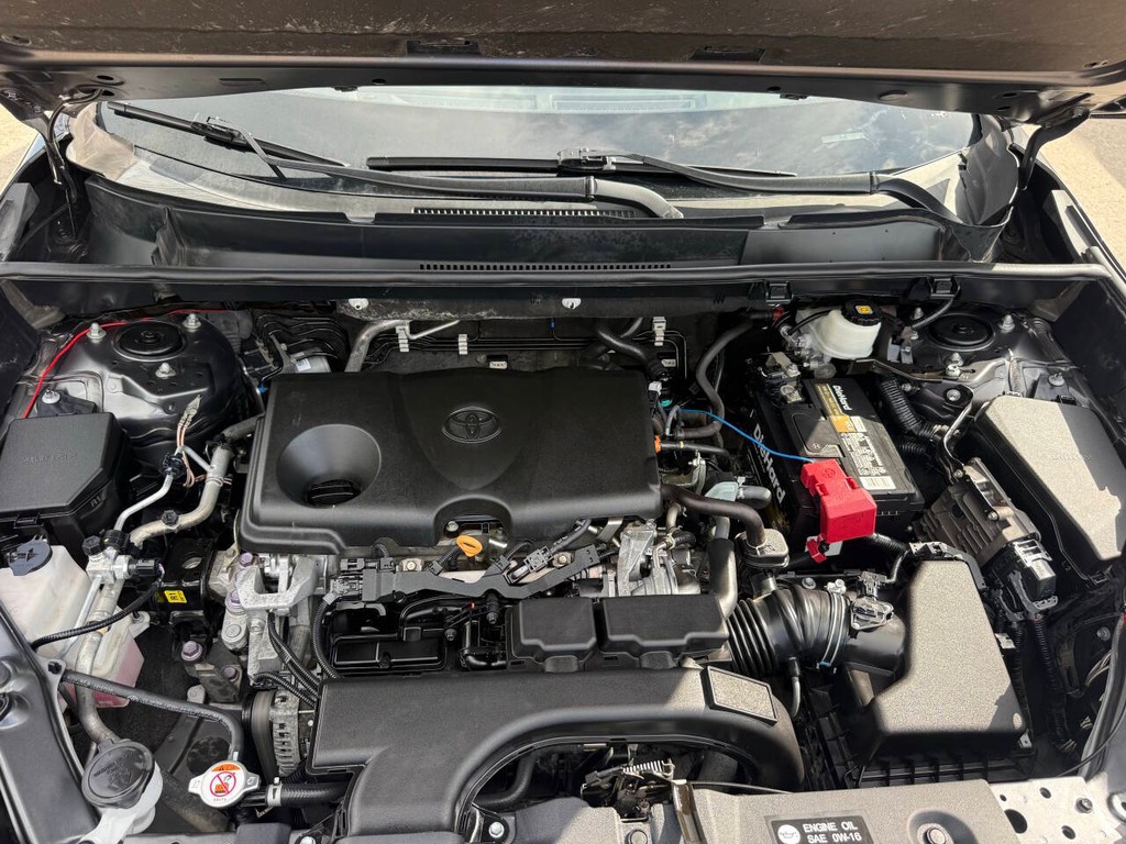 Toyota RAV4 Vehicle Full-screen Gallery Image 35
