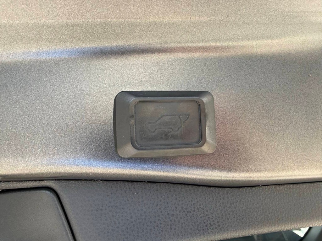 Toyota RAV4 Vehicle Full-screen Gallery Image 38