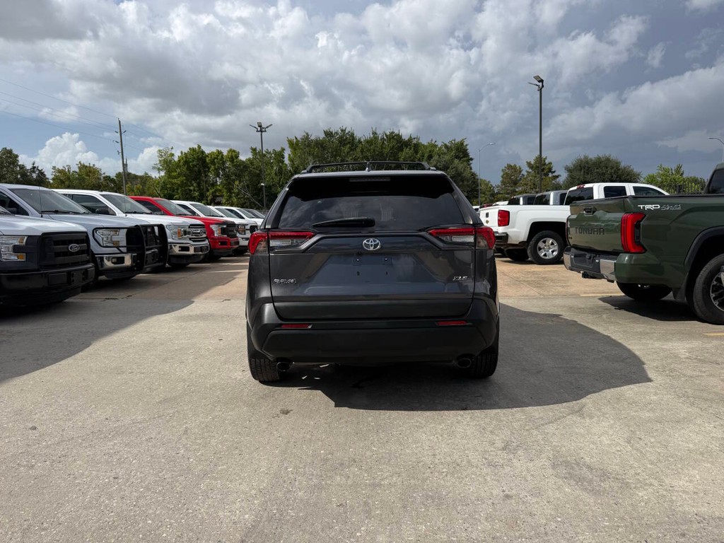 Toyota RAV4 Vehicle Full-screen Gallery Image 39