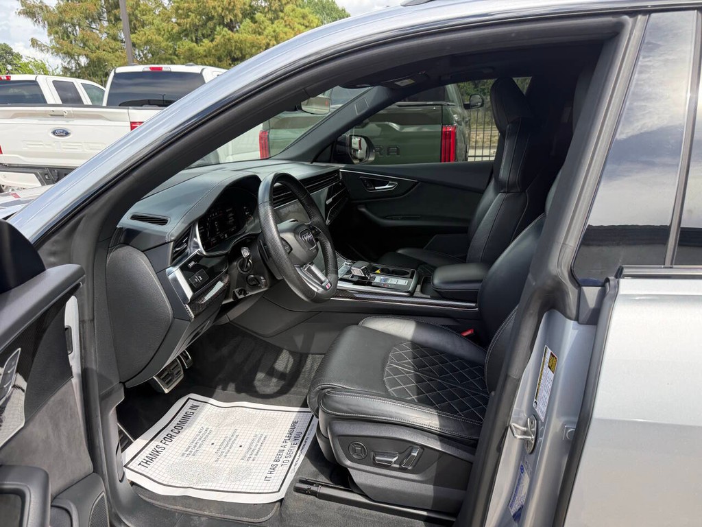 Audi SQ8 Vehicle Full-screen Gallery Image 07