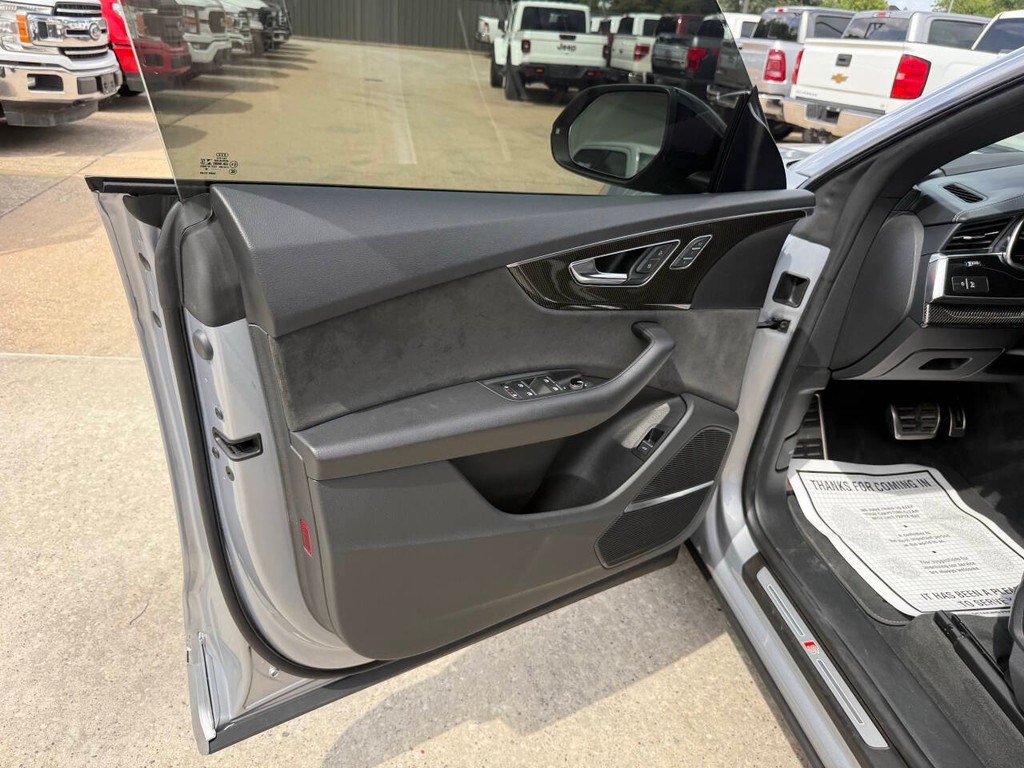 Audi SQ8 Vehicle Full-screen Gallery Image 08
